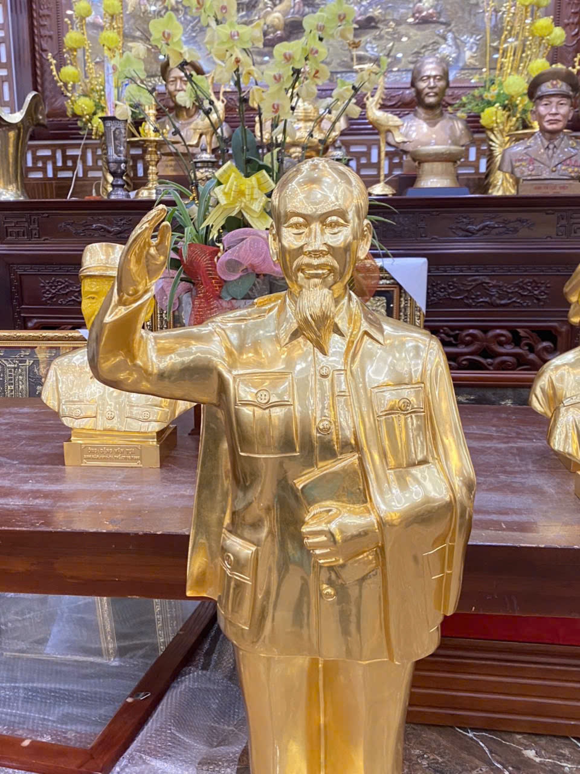 Hoàn thiện pho tượng Bác Hồ vẫy tay chào cao 1m17 cho anh Khánh tại Nam Định